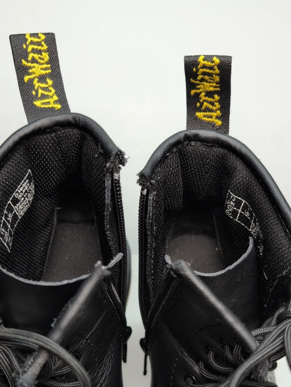 Dr Martens Delaney Airwair combat boot. Little girl or boy size 1 EU 32